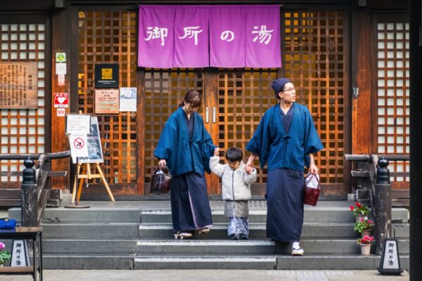 Famille qui sort d'un onsen de Kinosaki