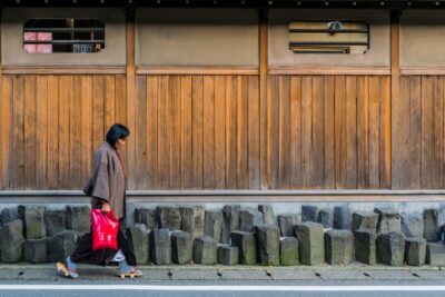 Femme dans une rue de Kinosaki