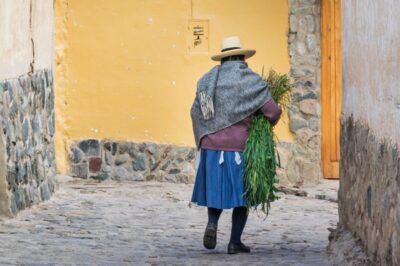 Femme dans une rue d'Ollantaytambo