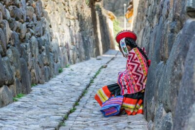 Fillette dans une ruelle d'Ollantaytambo