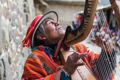 Musicien aveugle près de la forteresse d'Ollantaytambo