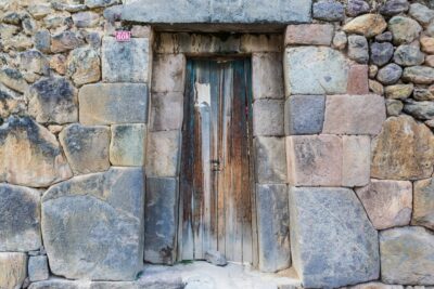 Porte traditionnelle inca à Ollantaytambo