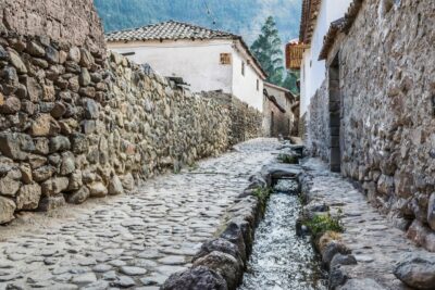 Ruisseau d'eau dans une rue d'Ollantaytambo