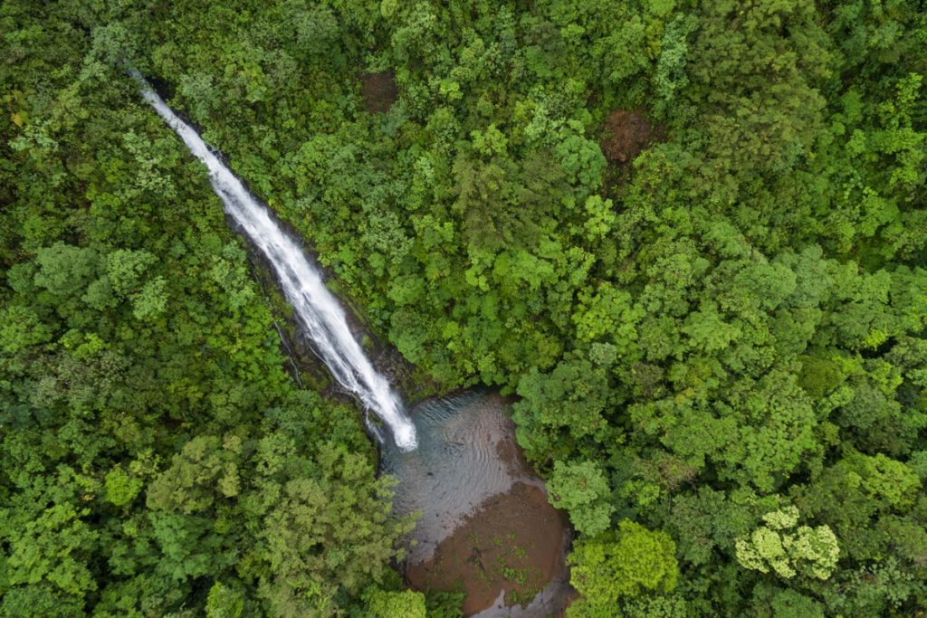 Cascade vue d'en haut au Costa Rica