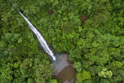 Cascade vue d'en haut au Costa Rica