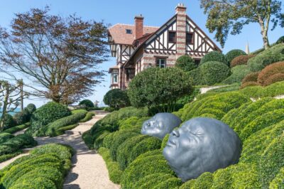 Une allée des jardins d'Etretat