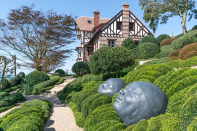 Une allée des jardins d'Etretat