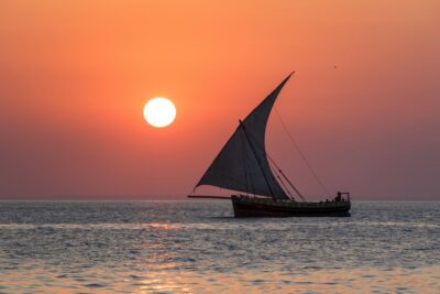 Dhow au coucher de soleil à Zanzibar