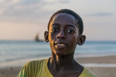 Enfant sur la plage de Stone Town en fin de journée