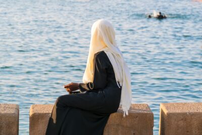 Femme observant le port de Stone Town à Zanzibar