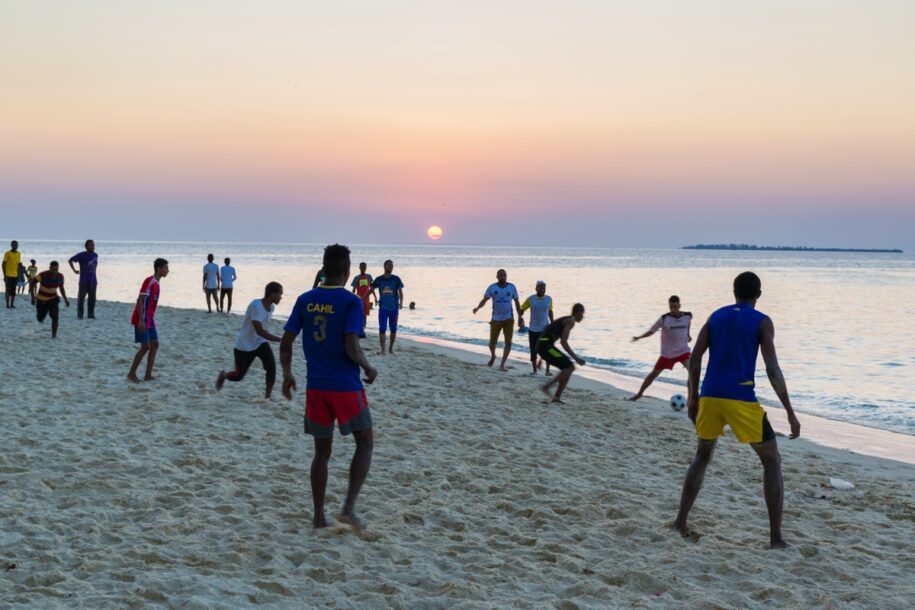 Football sur la plage de Stone Town