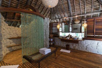 Salle de bain d'une villa andBeyond sur Mnemba Island