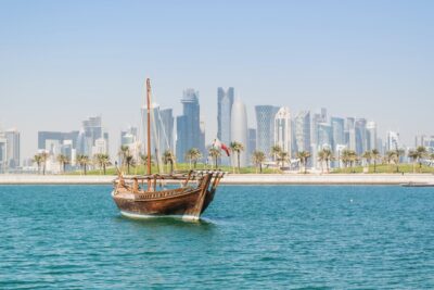 Dhow et skyline à Doha au Qatar