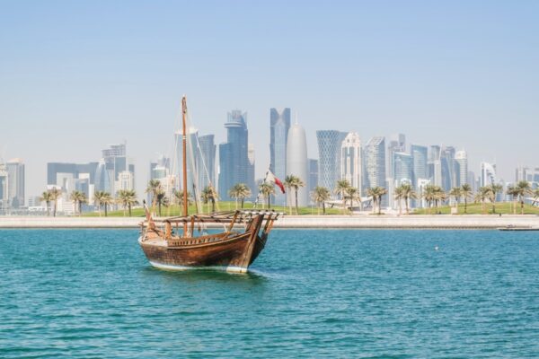 Dhow et skyline à Doha au Qatar