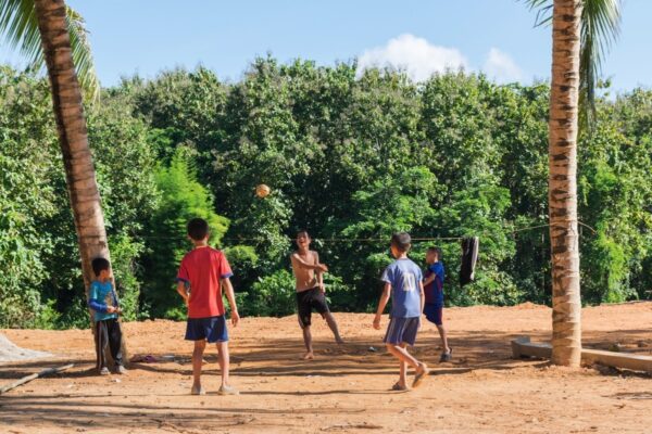 Enfants qui jouent au Laos