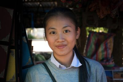 Femme vendant des souvenirs à Luang Prabang