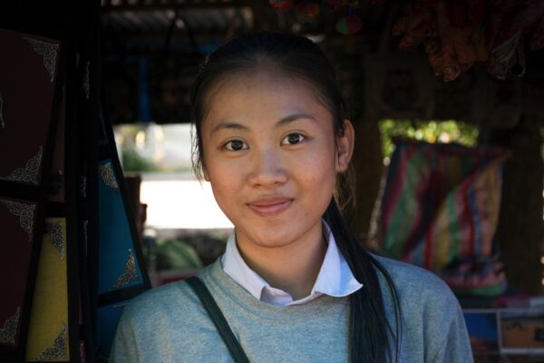 Femme vendant des souvenirs à Luang Prabang