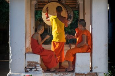 Moines au Wat Xieng Man au Laos