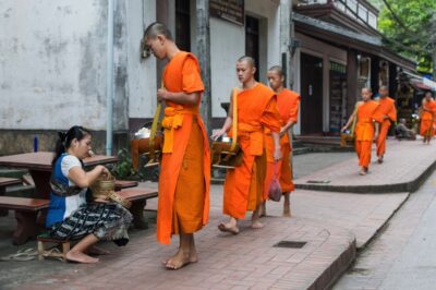 Aumône aux moines à Luang Prabang