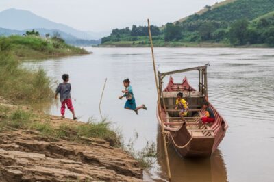 Enfants qui jouent sur le Mékong au Laos