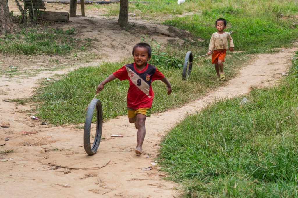 Gamins qui jouent dans un village sur les rives du Mékong au Laos