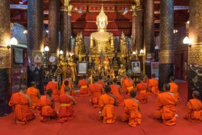 Prière au Wat Mai de Luang Prabang