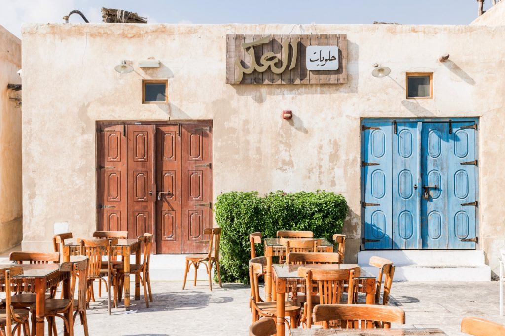 Café devant la plage d'Al Wakrah