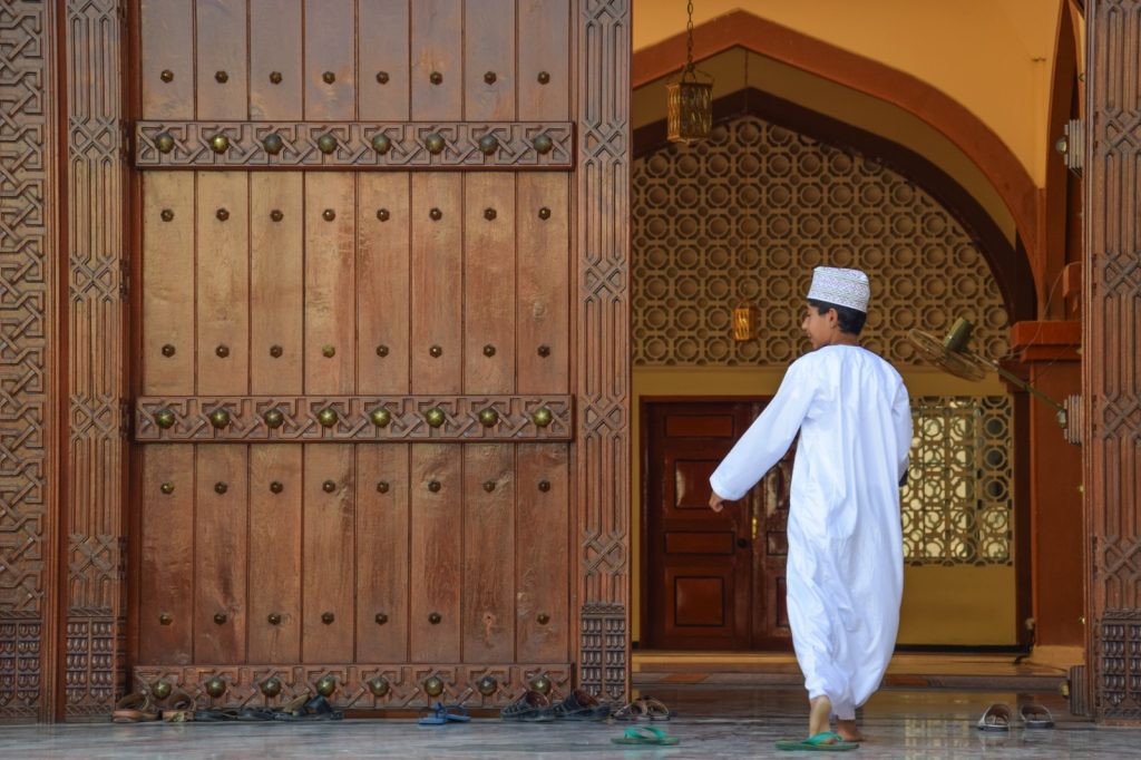 Enfant dans une mosquée de Nizwa, Oman