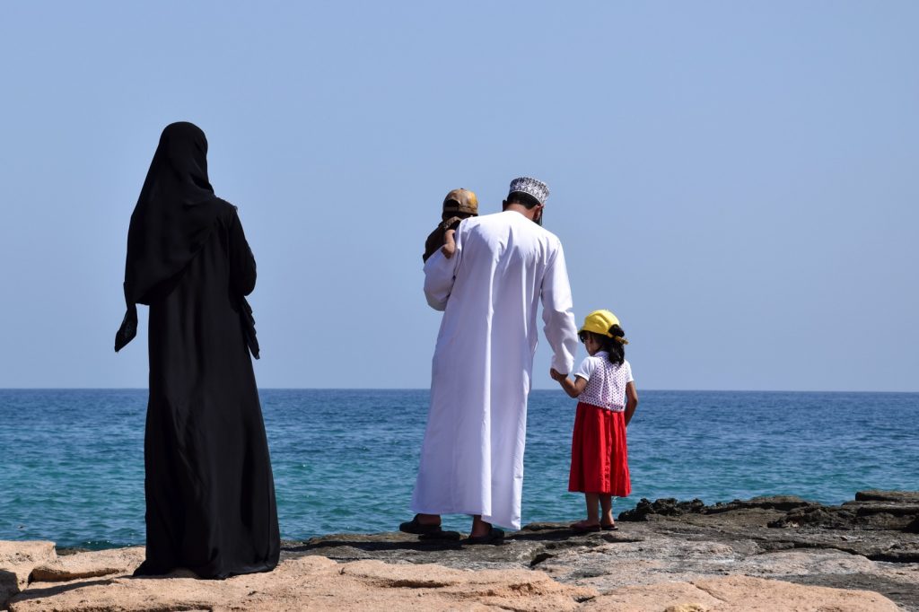 Famille omanaise en bord de mer