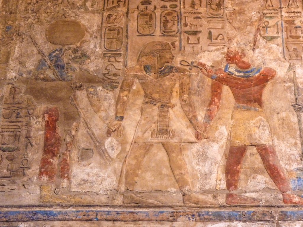 Fresque murale dans les temples de Karnak à Louxor