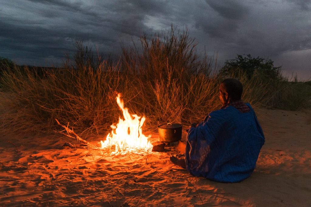 Autour du feu lors d'un bivouac