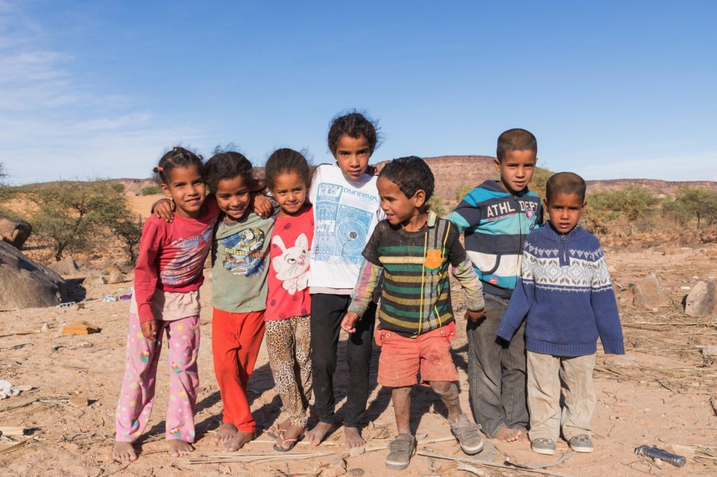 Enfants dans le village d'Azougui