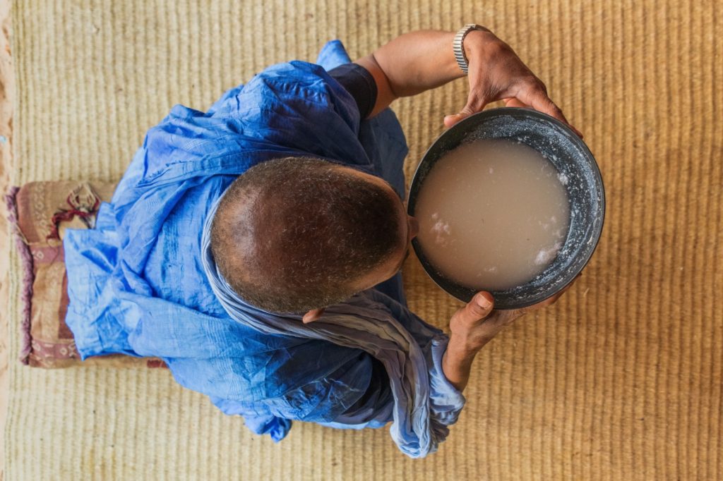 Accueil avec du lait de chèvre sur un campement bédouin