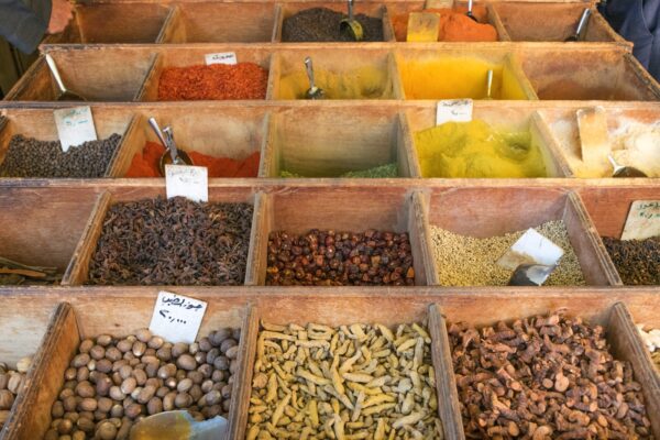 Epices sur le marché d'Aqaba en Jordanie