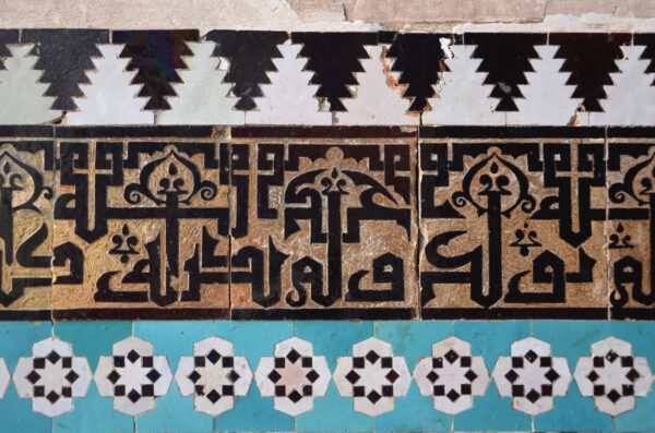 Zellige et calligraphie à Meknès au Maroc