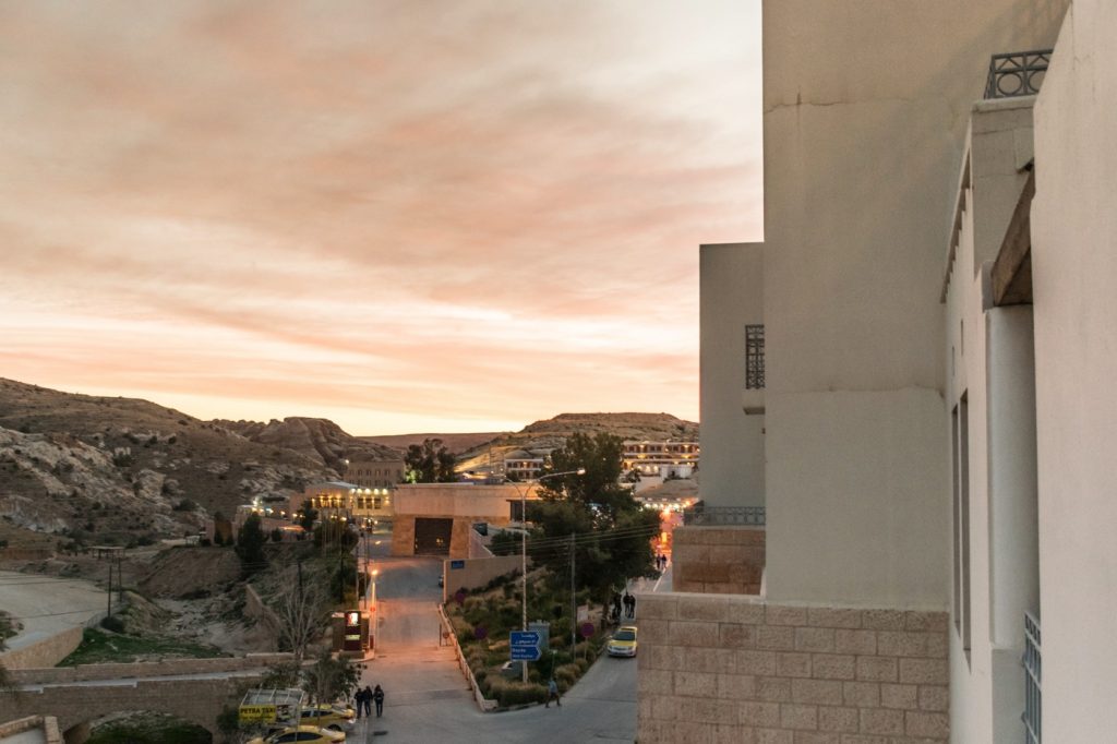 Vue depuis la terrasse de la chambre au Mövenpick Resort Petra