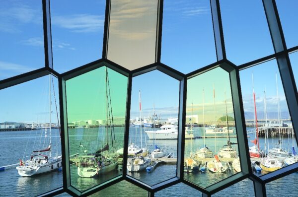 Vue sur le port depuis l'intérieur de l'Harpa