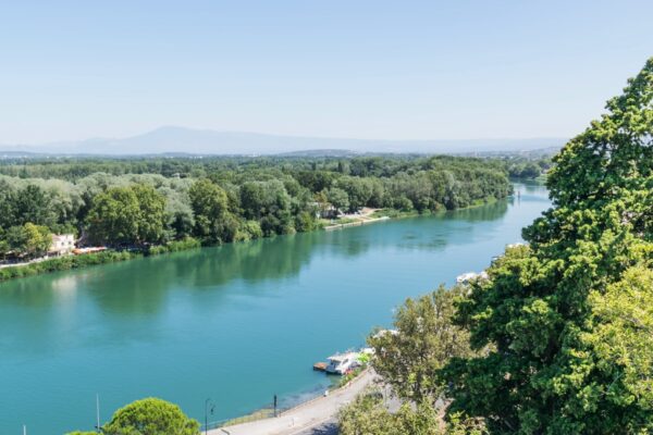 Vue sur le Rhône à Avignon