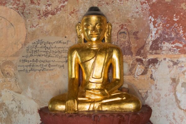 Bagan, statue du Bouddha