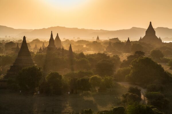 Coucher de soleil à Bagan en Birmanie