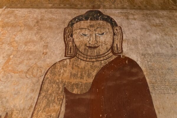 Fresque sur un mur dans un temple de Bagan