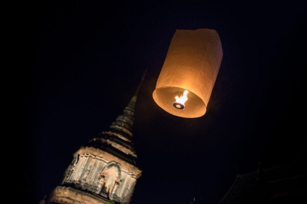 Lâcher de lanterne dans un temple de Chiang Mai