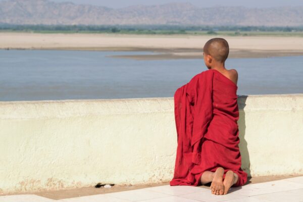 Moine devant l'Irrawaddy à Bagan