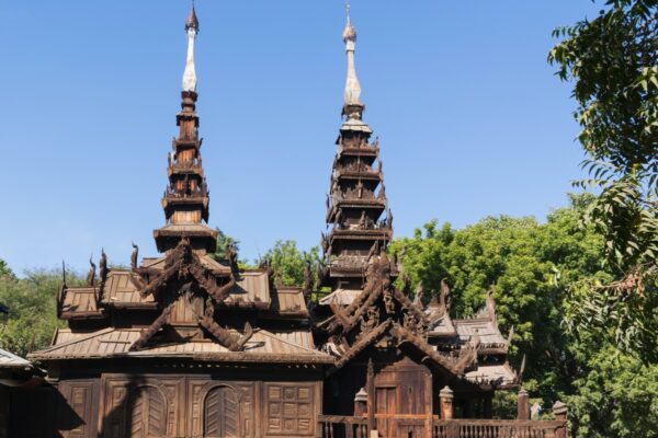 Monastère en bois à Bagan en Birmanie