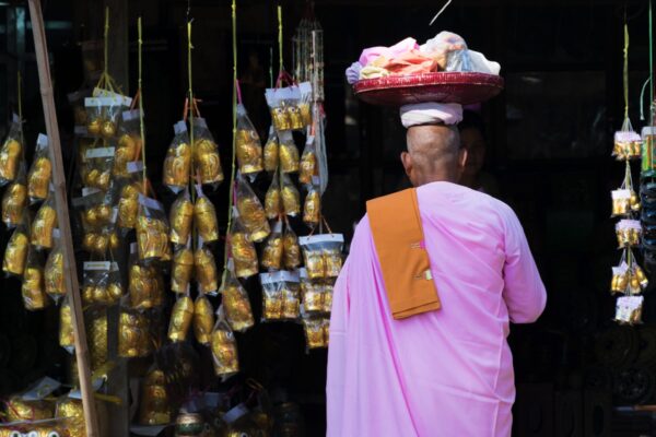 Nonne dans un village de Bagan