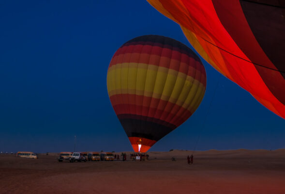 Préparatifs du vol en montgolfière à Dubaï