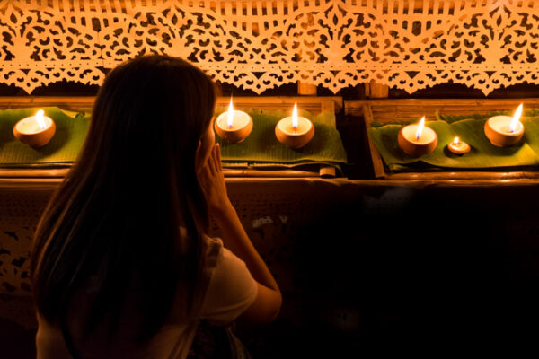 Prière pendant Loy Krathong