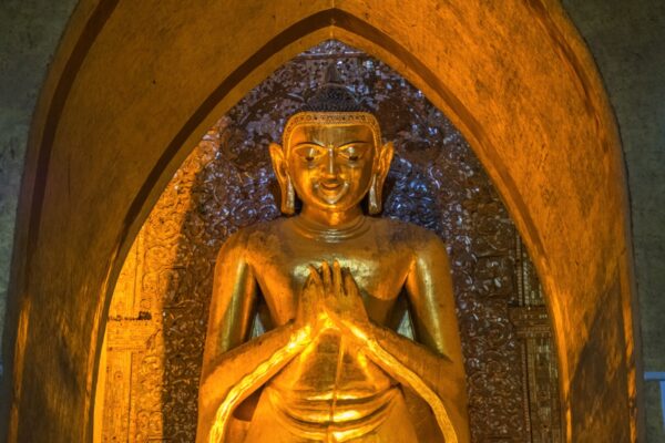 Statue du Bouddha au temple Ananda de Bagan