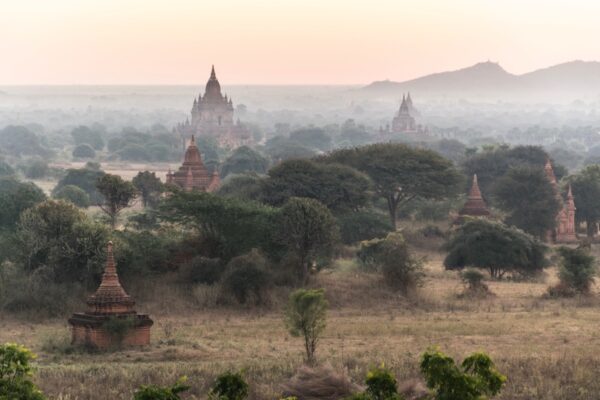 Lever de soleil sur les temples de Bagan