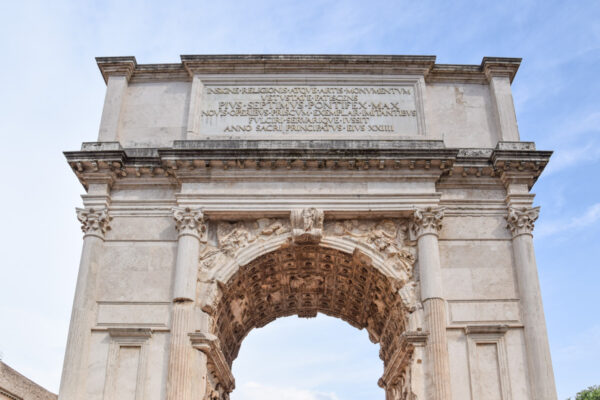 Arc de triomphe sur le forum romain